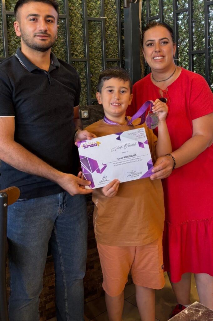 Tire Rasih Kirazoğlu İlkokulu 2. sınıf öğrencisi Emir Kurtuluş, uluslararası alanda büyük bir başarıya imza attı.