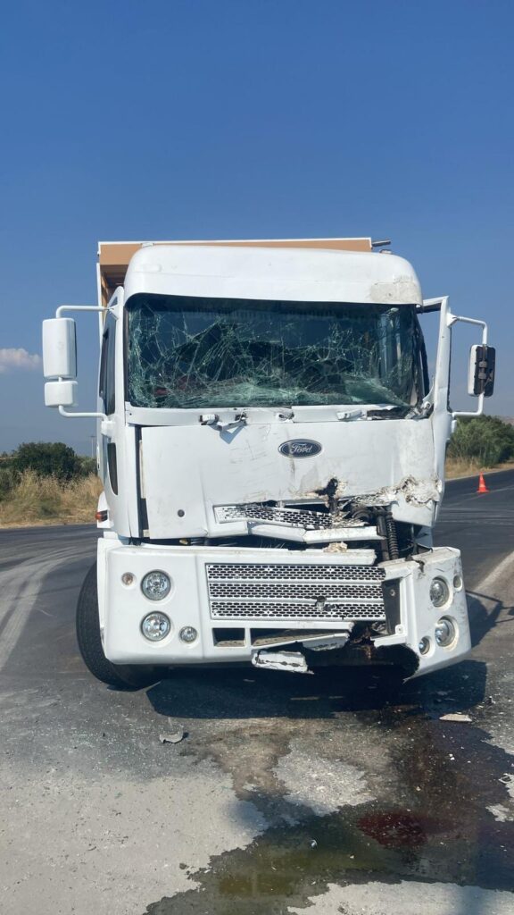 Tire-Gökçen Yolunda Kamyon Kazası: Maddi Hasar Meydana Geldi