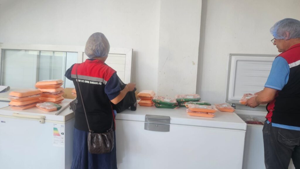 Tire’de Son Tüketim Tarihi Geçmiş 120 Kg Tavuk Ele Geçirildi