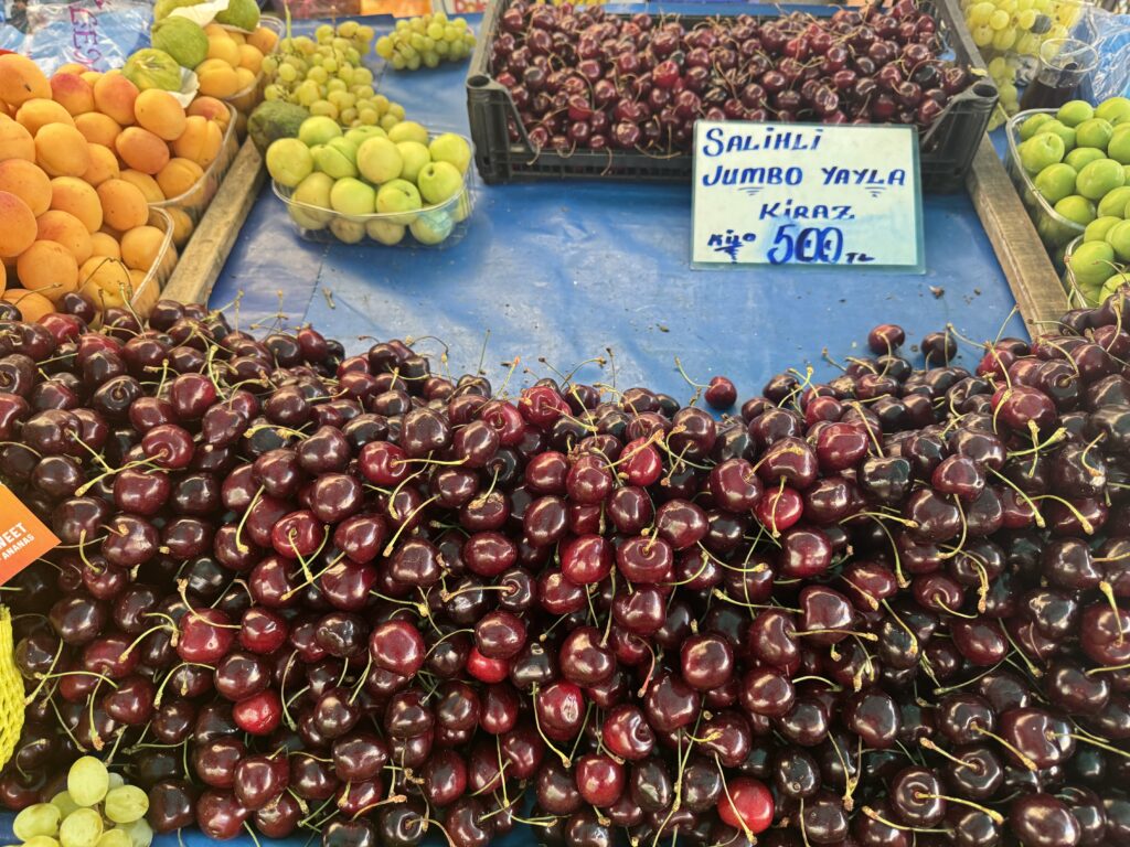 Tire Salı Pazarı’nda Kiraz Fiyatları El Yakıyor: Kilosu 400-600 TL!