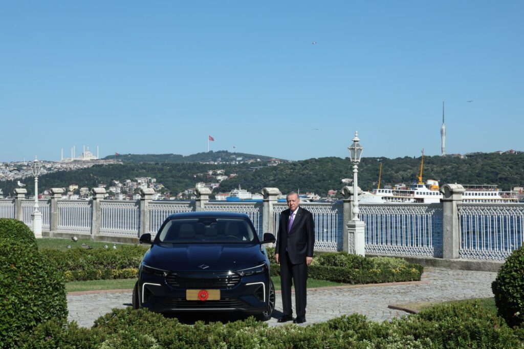 Cumhurbaşkanı Erdoğan, İstanbul’da Togg’un yeni modeli T10F’nin deneme sürüşünü gerçekleştirdi.