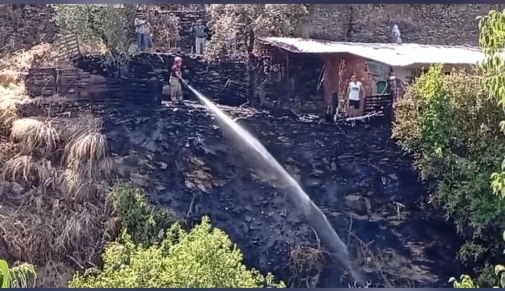 Tire’de Korkutan Yangın: Mahalleli Havuzdan Su Taşıyarak Müdahale Etti