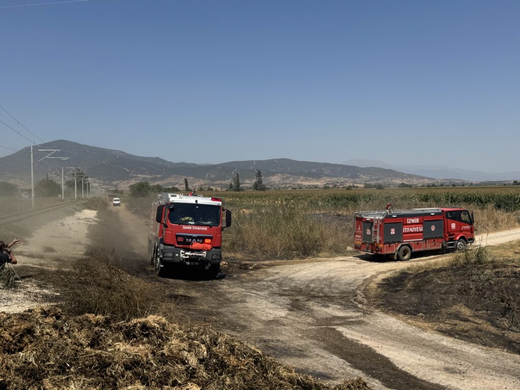 Tire-Bayındır Yolunda Saman Yüklü Traktörde Yangın: Alevler Tarlalara Sıçradı
