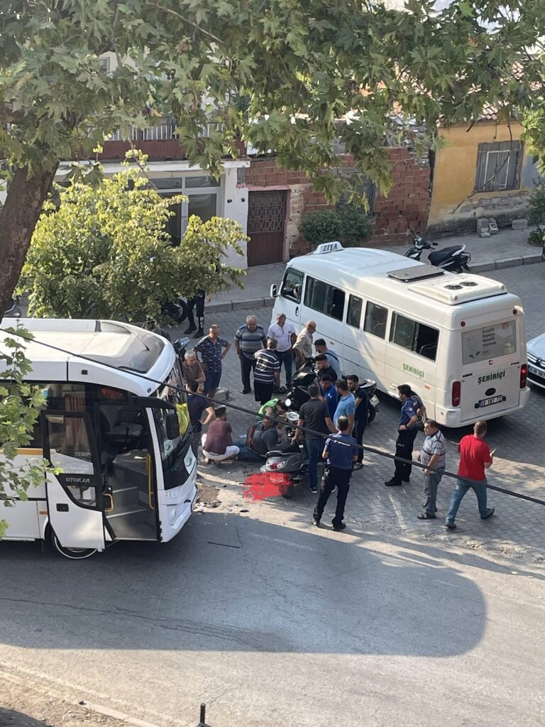 Tire’de Film Gibi Olay: Otobüsle Çarpıştı, Yerde Yatarken Bıçaklandı
