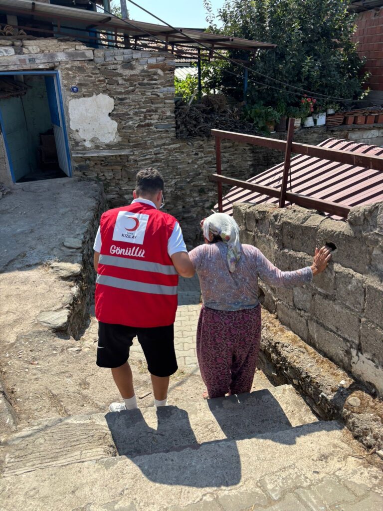 Genç Kızılay Tire’den İhtiyaç Sahibi Ailelere Destek Eli