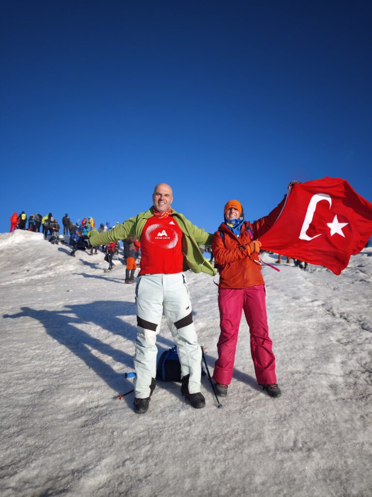 Tireli dağcı çift Melih Nal ve Emel Nal, Türkiye’nin en yüksek noktası olan Ağrı Dağı’nın (5137 m) zirvesine ulaşarak büyük bir başarıya imza attı.