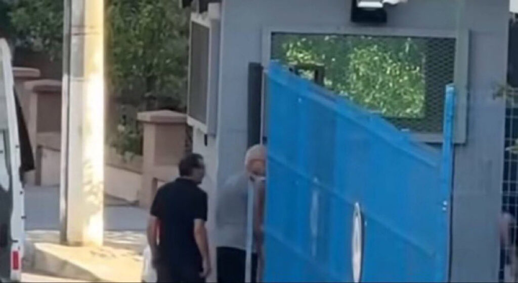 İzmir’in Balçova ilçesinde Salih İşgören Polis Merkezi’ne sabah saatlerinde silahlı saldırı düzenlendi.