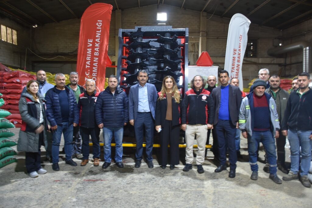 TİRE İLÇE TARIM VE ORMAN MÜDÜRLÜĞÜ, TİRE SÜT KOOPERATİFİ VE TİRE SÜT ÜRETİCİLER BİRLİĞİ ORTAK PROJESİYLE GÜBRE DAĞITMA MAKİNESİ HİBESİ ALDI