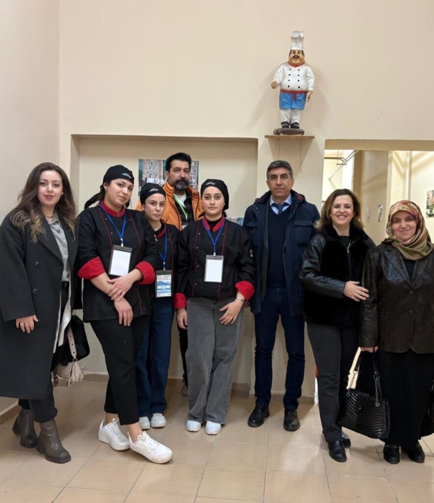 Tire Mesleki ve Teknik Anadolu Lisesi Öğrencilerinden Gastronomi Yarışmasında Bronz Madalya