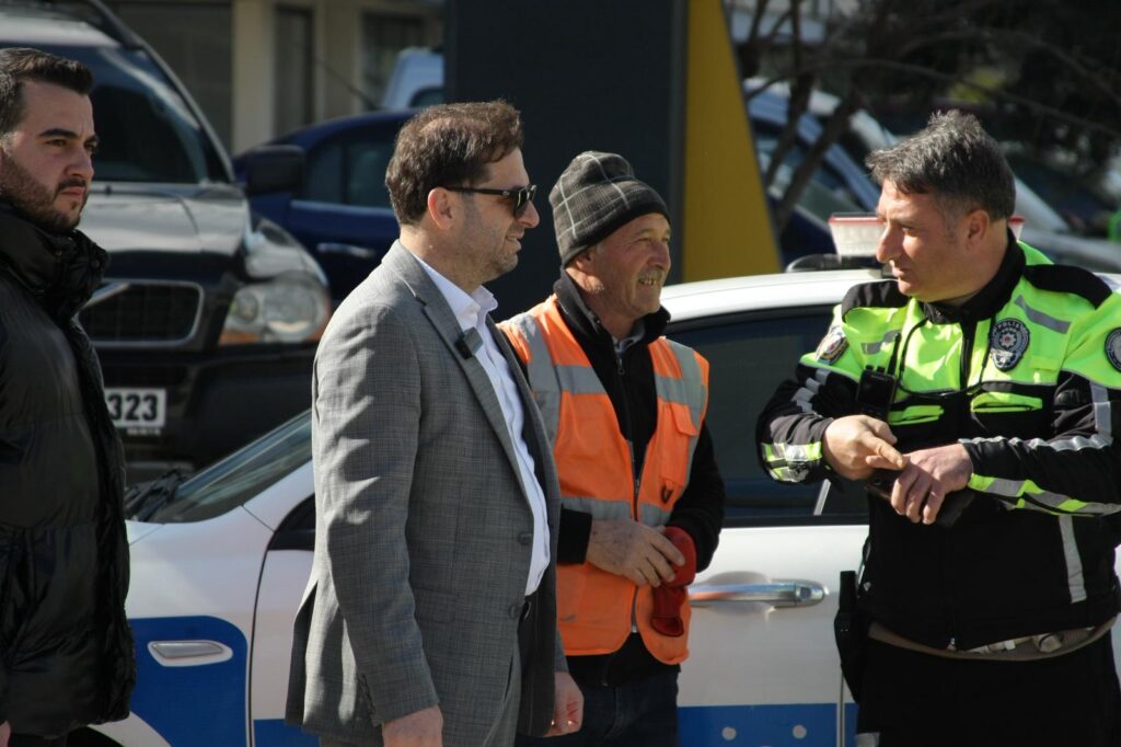 TİRE’DE TRAFİK ÇİLESİ SON BULUYOR: BAŞKAN UĞURLU SÖZÜNÜ TUTTU, ÇALIŞMALAR BAŞLADI!