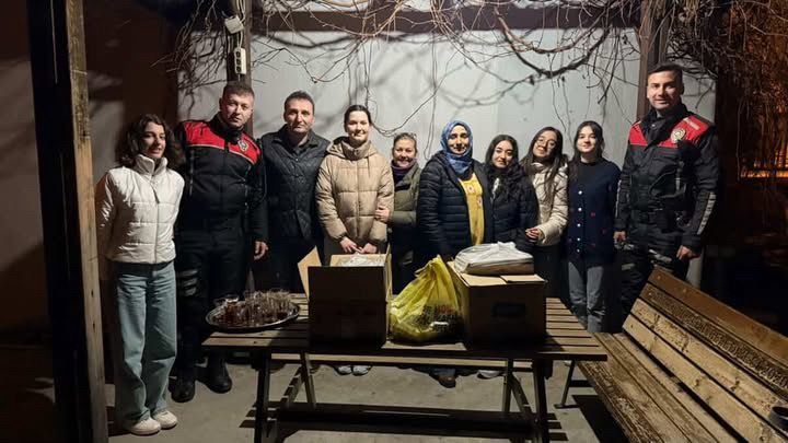 Tire’de lise öğrencilerinden emniyet personeline iftarlık