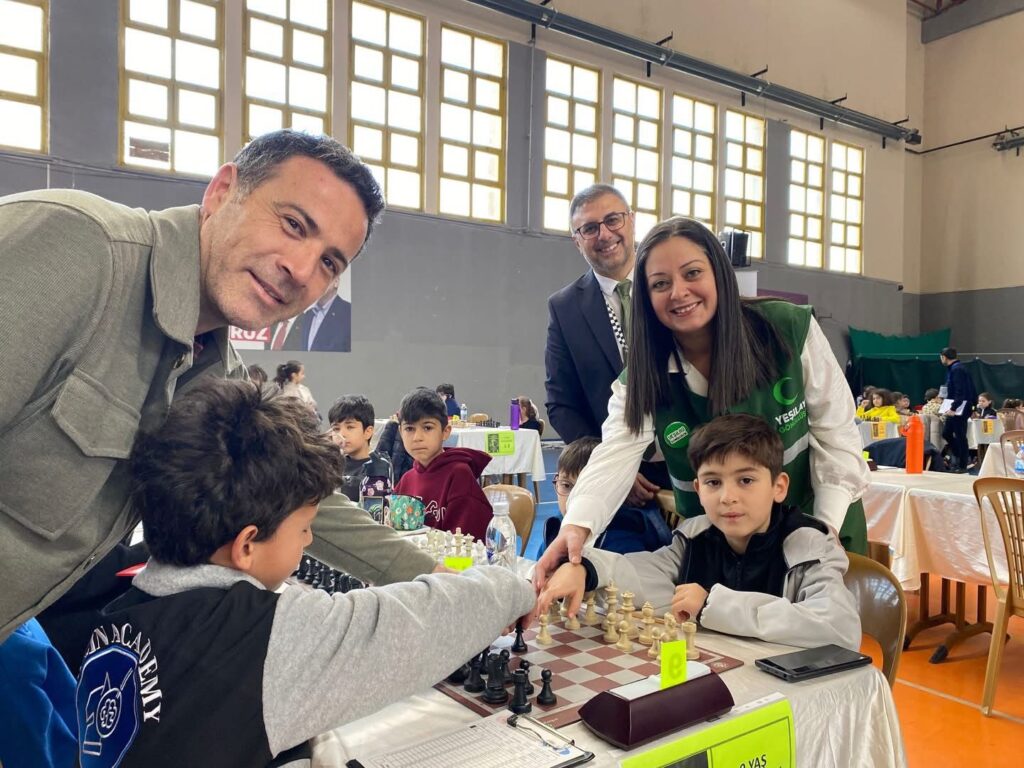 Yeşilay Haftası kapsamında Tire’de düzenlenen Satranç Turnuvası yoğun katılımla gerçekleştirildi