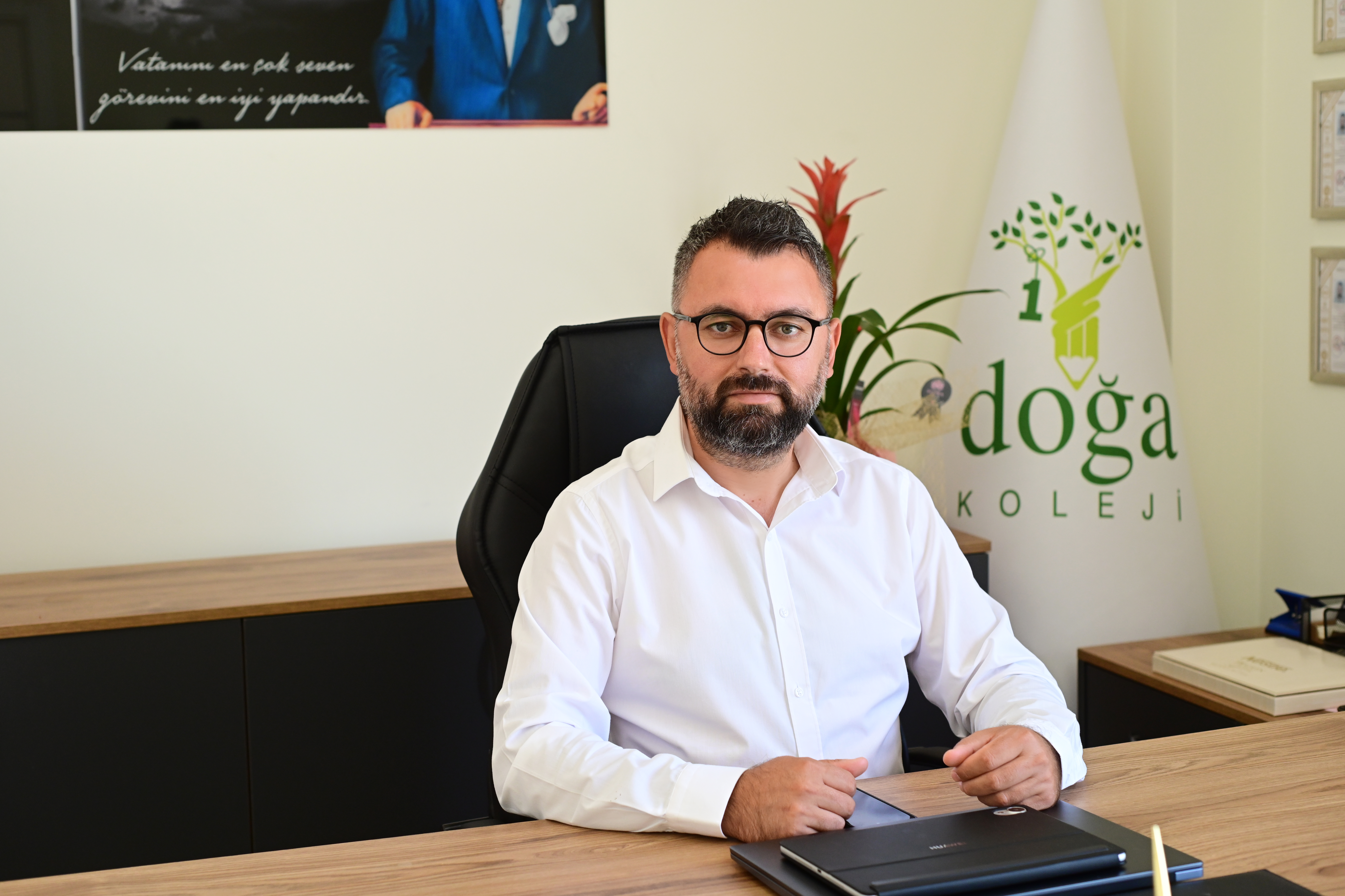 Haydar Akbaba Yazdı ÜNVANLARIN ARKASINDAKİ UÇURUM ve DİJİTAL ÇAĞIN TUZAKLARI