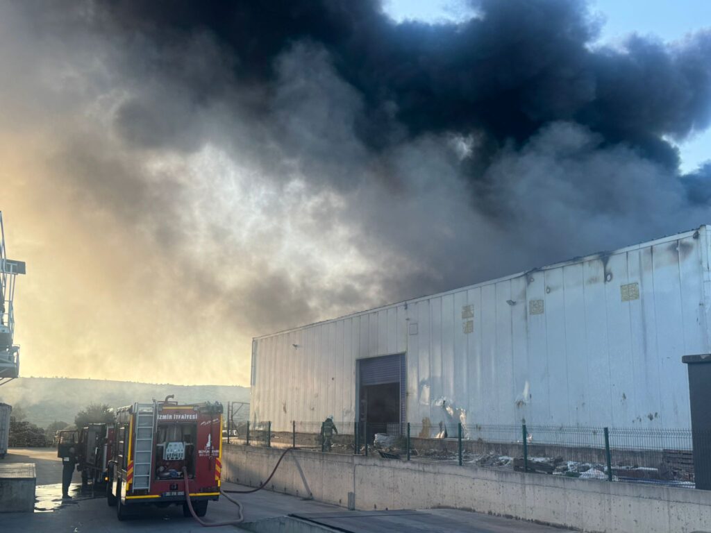 Tire’de Organize Sanayi Bölgesi’nde bulunan bir hurda geri dönüşüm fabrikasında yangın çıktı.