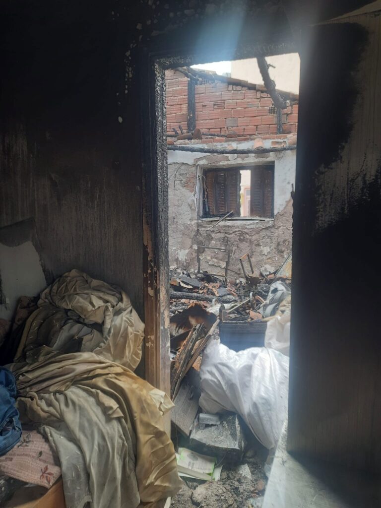 Tire Belediyesi yangın mağduru ailenin yanında