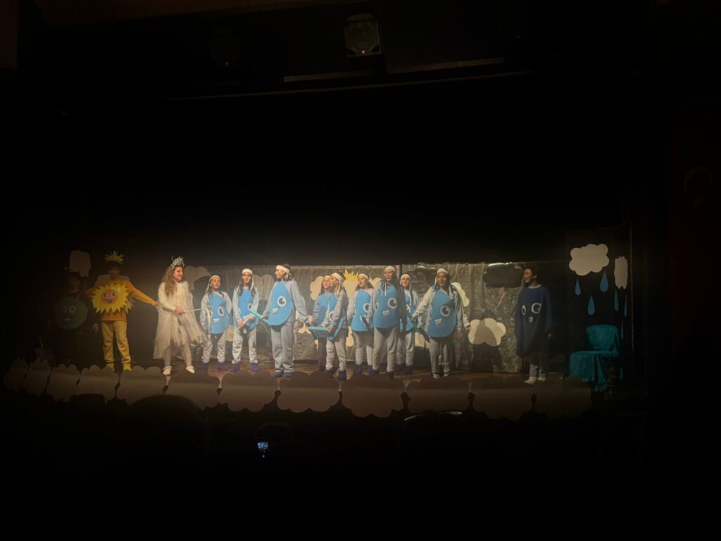 Kurtuluş Ortaokulu Tiyatro Topluluğu “Su Damlaları ve Taş Sesleri” adlı oyununu büyük beğeni topladı