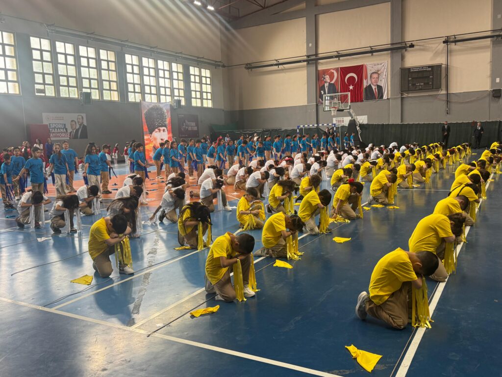 Tire’de 23 Nisan Coşkusu Kapalı Spor Salonuna Taştı