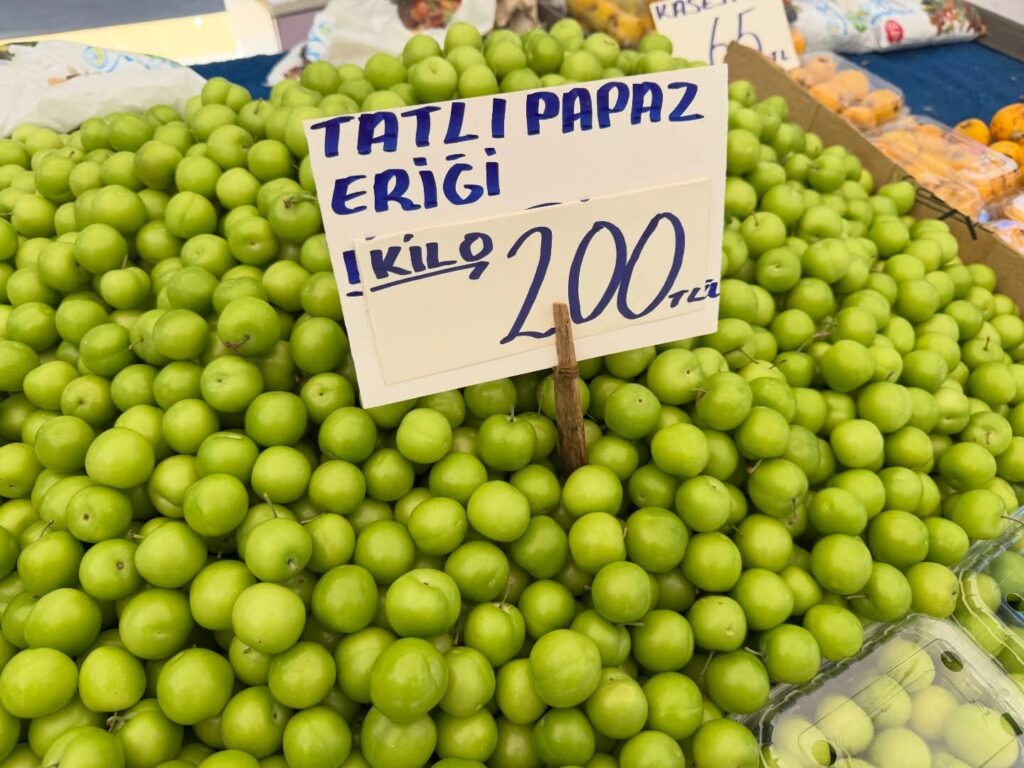 Pazarda Yaz Meyveleri Cep Yakıyor