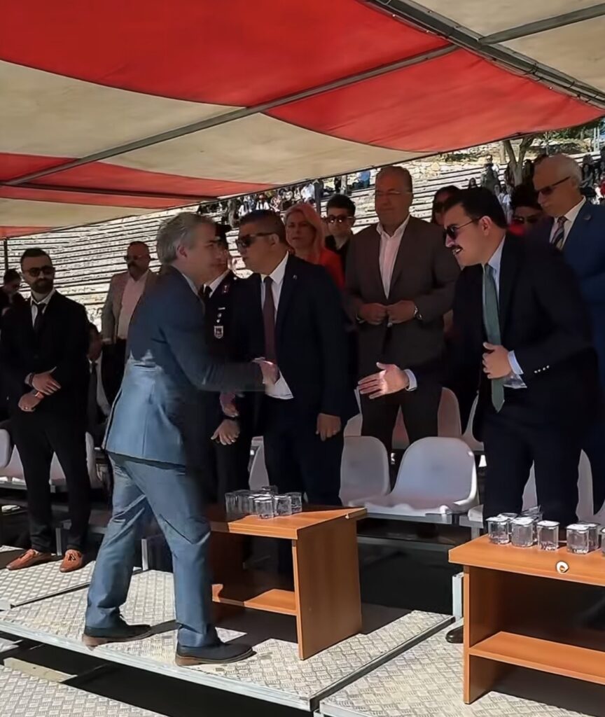 Tire’de 19 Mayıs Atatürk’ü Anma, Gençlik ve Spor Bayramı kutlamaları Cumhuriyet Meydanı’nda düzenlenen çelenk töreniyle başladı.