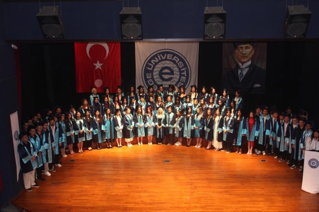 🎓 Ege Üniversitesi Tire Kutsan Meslek Yüksekokulu’nda Mezuniyet Coşkusu