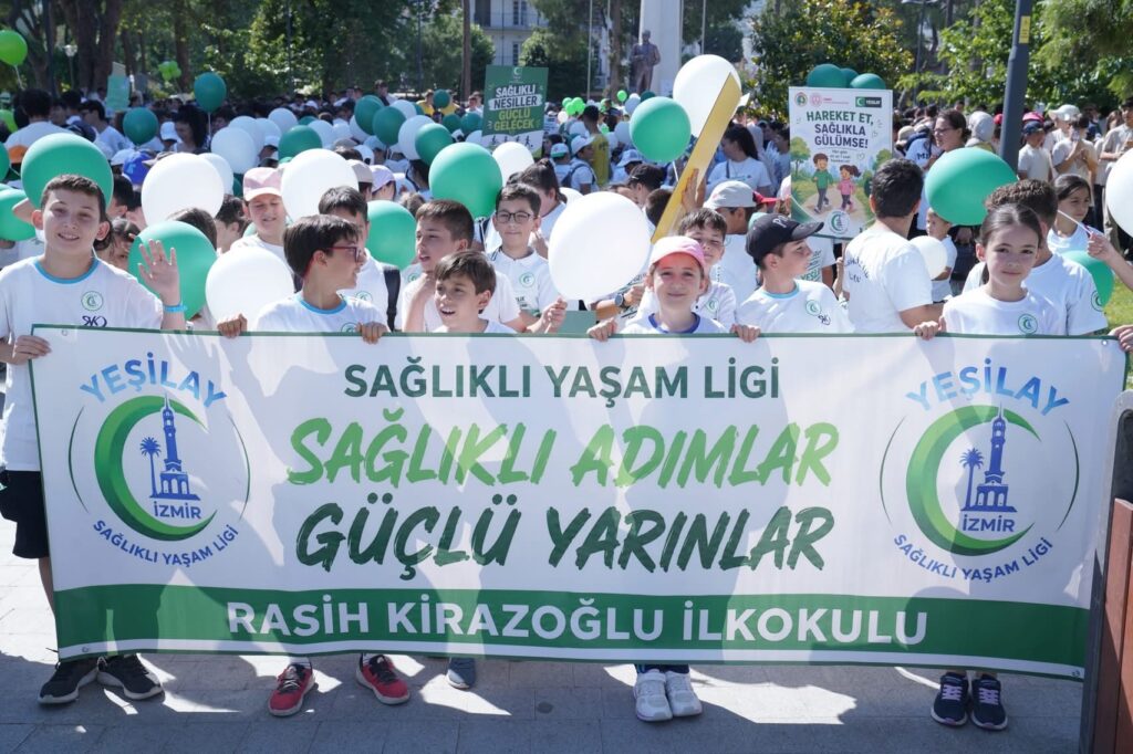 Tire’de sağlıklı yaşam için 5 bin kişi yürüdü