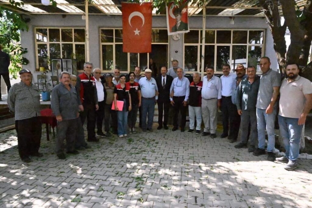 Tire’nin Kurşak Mahallesi’nde etkili olan dolu yağışının ardından ürünleri zarar gören çiftçileri, MHP İzmir Milletvekili Tamer Osmanağaoğlu ziyaret etti.