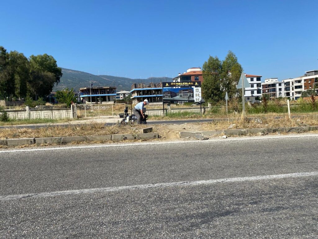 Tire Çevre Yolu’nda Tehlikeli Manzara: Motosikletliler Refüjü Sökerek Karşıya Geçiyor
