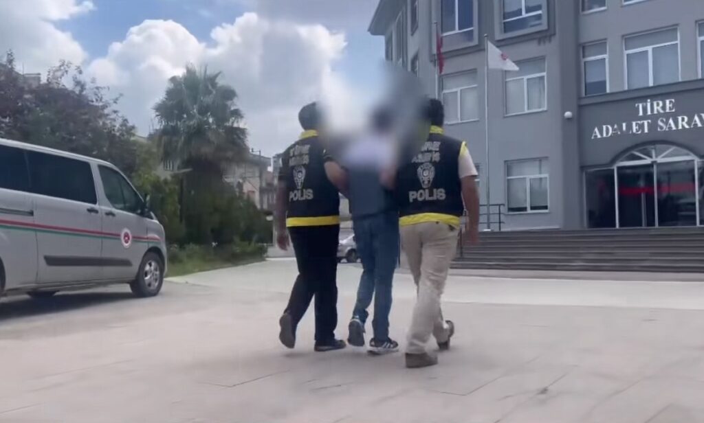 TİRE’DE KENDİNİ POLİS VE SAVCI OLARAK TANITAN DOLANDIRICI ASAYİŞ BÜRO EKİPLERİNCE YAKALANARAK TUTUKLANDI