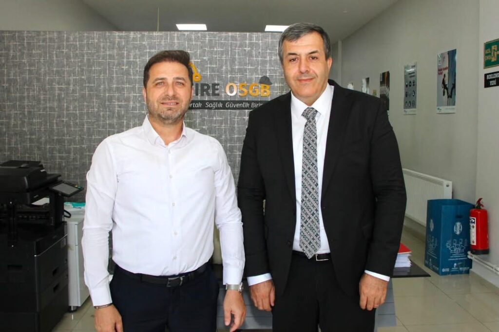 Kaymakam Mesut Yakuta’dan AK Parti Tire İlçe Başkanı A. Kadir Uğurlu’ya iade-i ziyaret