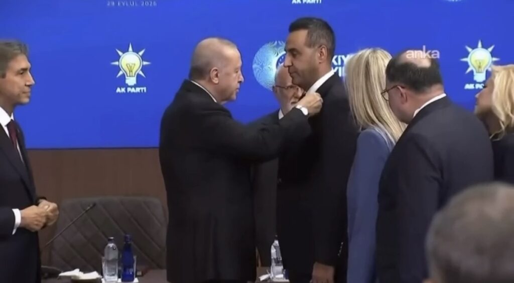 ÇİĞLİ BELEDİYE BAŞKANI AK PARTİ’YE KATILDI: ROZETİNİ ERDOĞAN TAKTI